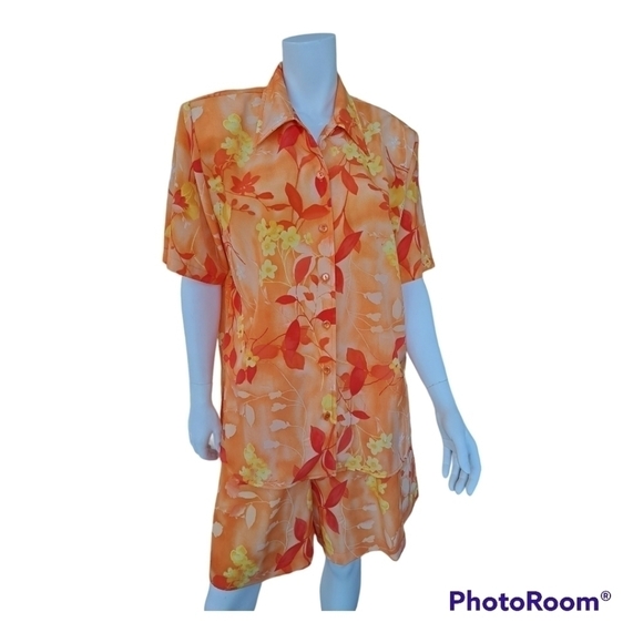 Vintage Actuelle Canada suit floral print set blouse & short 2 pieces Si… - Picture 2 of 15